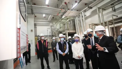 永信藥品減碳有成,盧秀燕市長9日參訪永信藥品幼獅三廠汰換重油鍋爐改用天然氣成果。(圖/台中市政府提供)