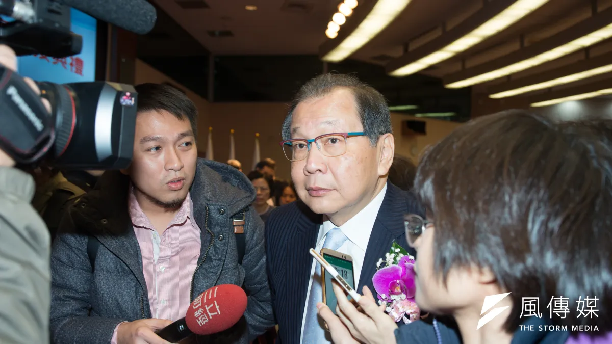 中華電信董事長交接典禮結束後,前董事長蔡力行步出會場並接受記者訪問。(甘岱民攝)