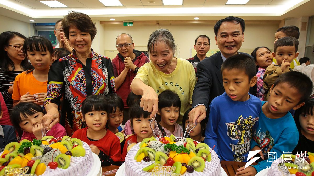 台北市雙胞胎協會11日舉辦雙胞胎日活動,並於現場切蛋糕慶生。(顏麟宇攝) 台北市雙胞胎協會11日舉辦雙胞胎日活動,並於現場切蛋糕慶生。(顏麟宇攝)