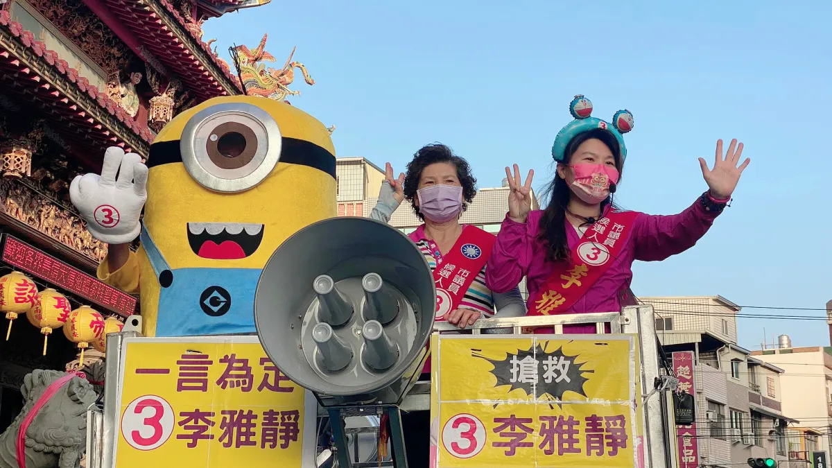 高市議員李雅靜請出超人氣玩偶陪同站上宣傳車,沿途受到民眾注目紛紛給予熱情揮手。(圖/李雅靜競總提供)