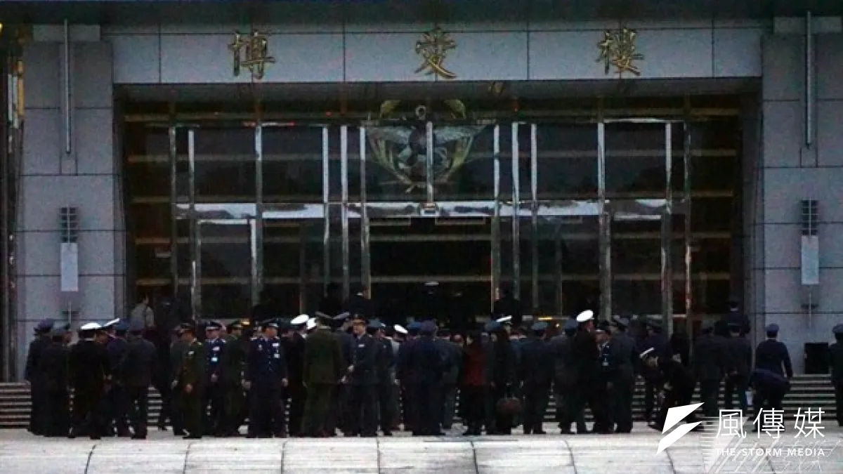 占地面積約19.5公頃、興建耗時11年、花費158億5301萬元的國防部大直新大樓,8日清晨6時30分舉行了營區啟用的聯合升旗典禮,由國防部長嚴明主持。(蘇仲泓攝)