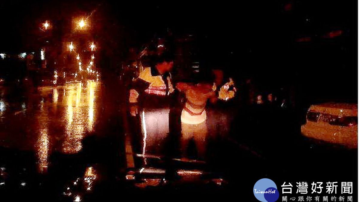 老翁颱風雨中蹣跚步行 巡警立即協助送醫 老翁颱風雨中蹣跚步行 巡警立即協助送醫