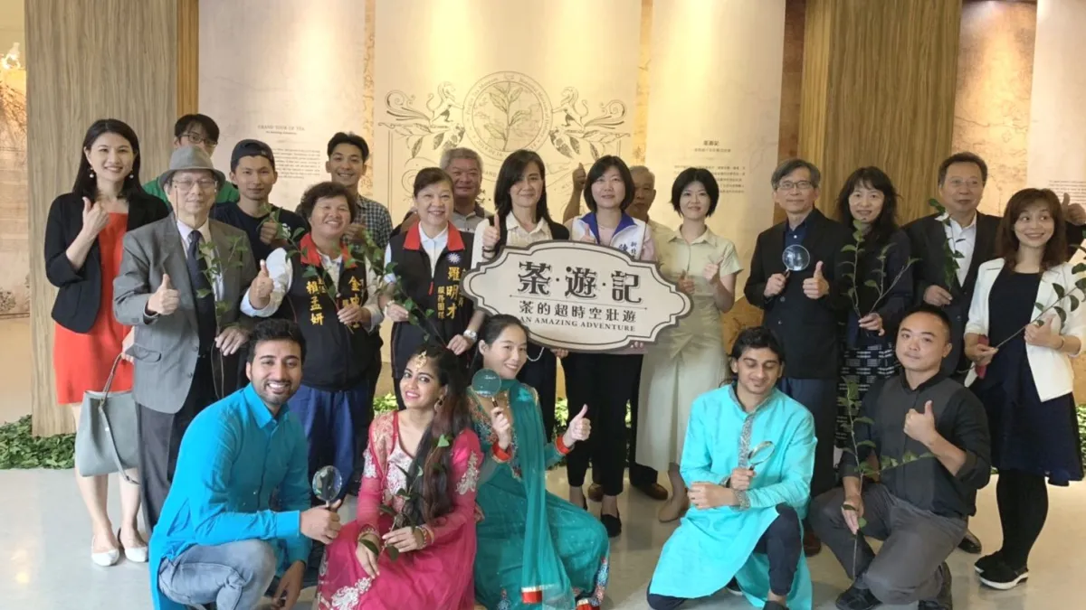新北市坪林茶業博物館與國立歷史博物館雙館攜手策劃的「茶遊記-茶的超時空壯遊」特展今(27)日正式開幕,與會貴賓合影。 (圖/新北市文化局提供)