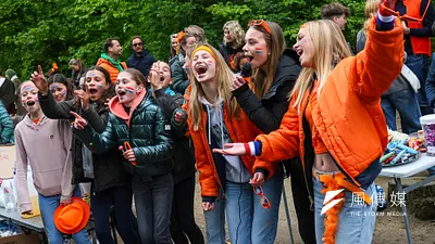 地小人稠的荷蘭,如何在有限資源下,發展為小而強的創新國?圖為阿姆斯特丹Vondel Park,一群荷蘭年輕人在國王日時高歌。(顏麟宇攝)