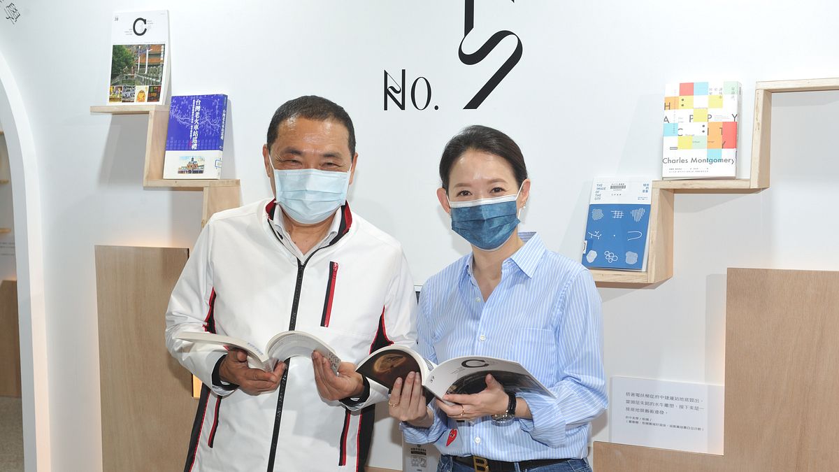 市長侯友宜與閱讀大使曾寶儀今(23)日於市府1F主展場,為市民朋友解讀新北這座城市 (圖/新北市政府文化局) 市長侯友宜與閱讀大使曾寶儀今(23)日於市府1F主展場,為市民朋友解讀新北這座城市 (圖/新北市政府文化局)
