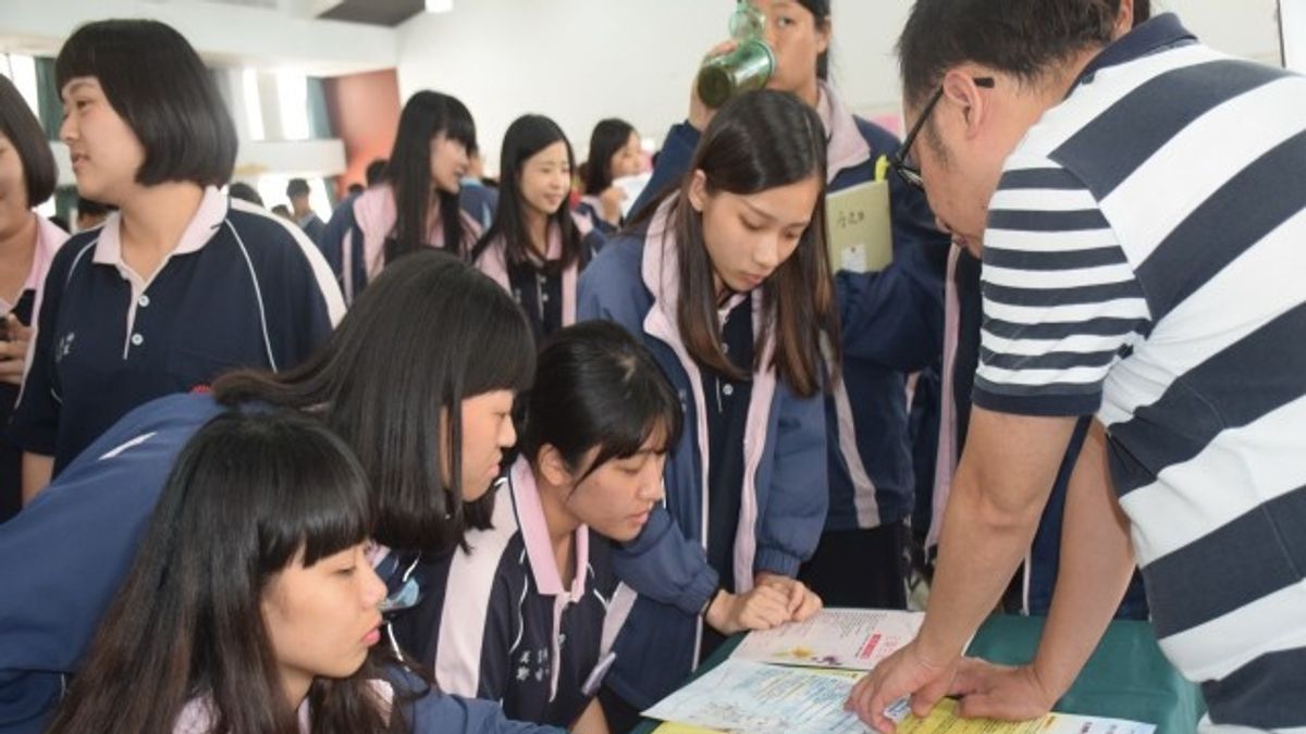 致用高中產學合作 20家企業設攤徵才 致用高中產學合作 20家企業設攤徵才