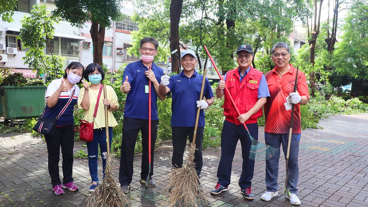 教育局長謝文斌(右二)到正義國小關心校園颱風後復原情形,同時慰勉師生、志工整理校園辛勞。(圖/高雄市教育局提供) 教育局長謝文斌(右二)到正義國小關心校園颱風後復原情形,同時慰勉師生、志工整理校園辛勞。(圖/高雄市教育局提供)
