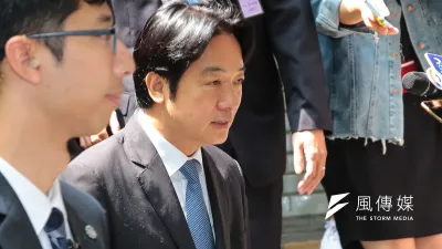 行政院長賴清德(左二)遭吳敦義嗆「賴三寶」,台南市政府回擊「應以客觀數據討論」。(資料照,顏麟宇攝)