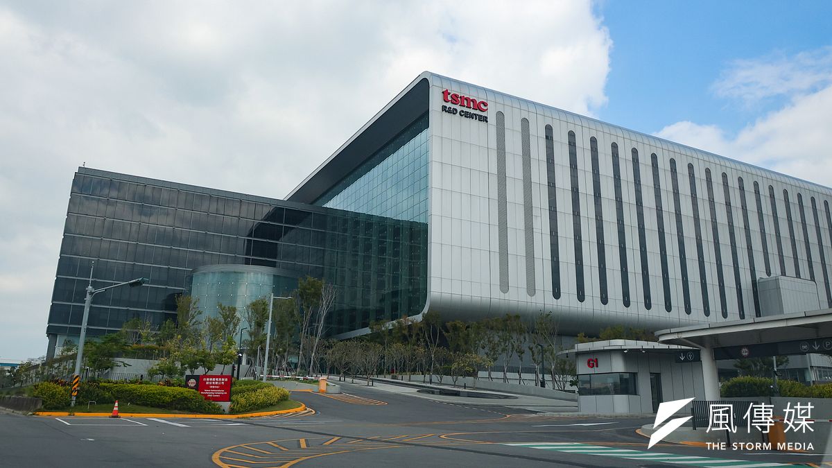 TSMCの元副総裁である羅唯仁氏が退職前に大量の2nmなどの先進技術資料を持ち出し、インテルに転職したことで情報漏洩への懸念が高まっている。この件は、過去のTSMC反逆者の2つの事例を思い起こさせる。(写真/顔麟宇撮影) TSMCの元副総裁である羅唯仁氏が退職前に大量の2nmなどの先進技術資料を持ち出し、インテルに転職したことで情報漏洩への懸念が高まっている。この件は、過去のTSMC反逆者の2つの事例を思い起こさせる。(写真/顔麟宇撮影)