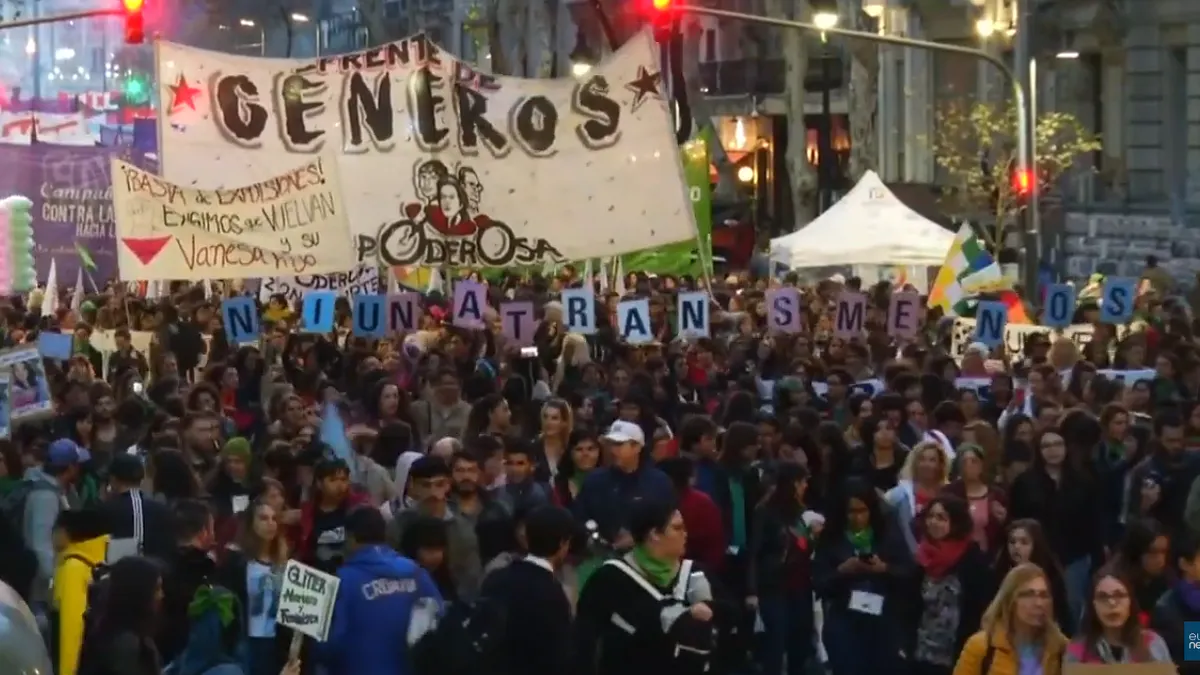 自2016年開始,阿根廷每年六月都會有「一個都不能少」(Ni Una Menos)的女權運動。(圖片擷取自Youtube) 自2016年開始,阿根廷每年六月都會有「一個都不能少」(Ni Una Menos)的女權運動。(圖片擷取自Youtube)