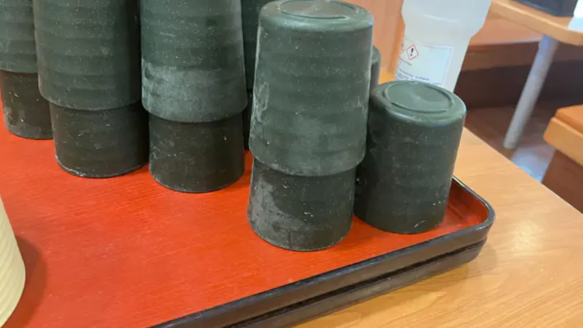 高雄連鎖壽司店驚傳食安問題,疑似杯子用漂白水浸泡過後未擦拭,直接讓客人取用。(圖/翻攝自Dcard)
