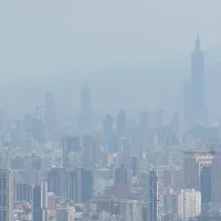 台北市環保局表示,台北AQI指標達到所有族群不健康之紅色等級,且會持續到今晚。(示意圖/盧逸峰攝) 台北市環保局表示,台北AQI指標達到所有族群不健康之紅色等級,且會持續到今晚。(示意圖/盧逸峰攝)