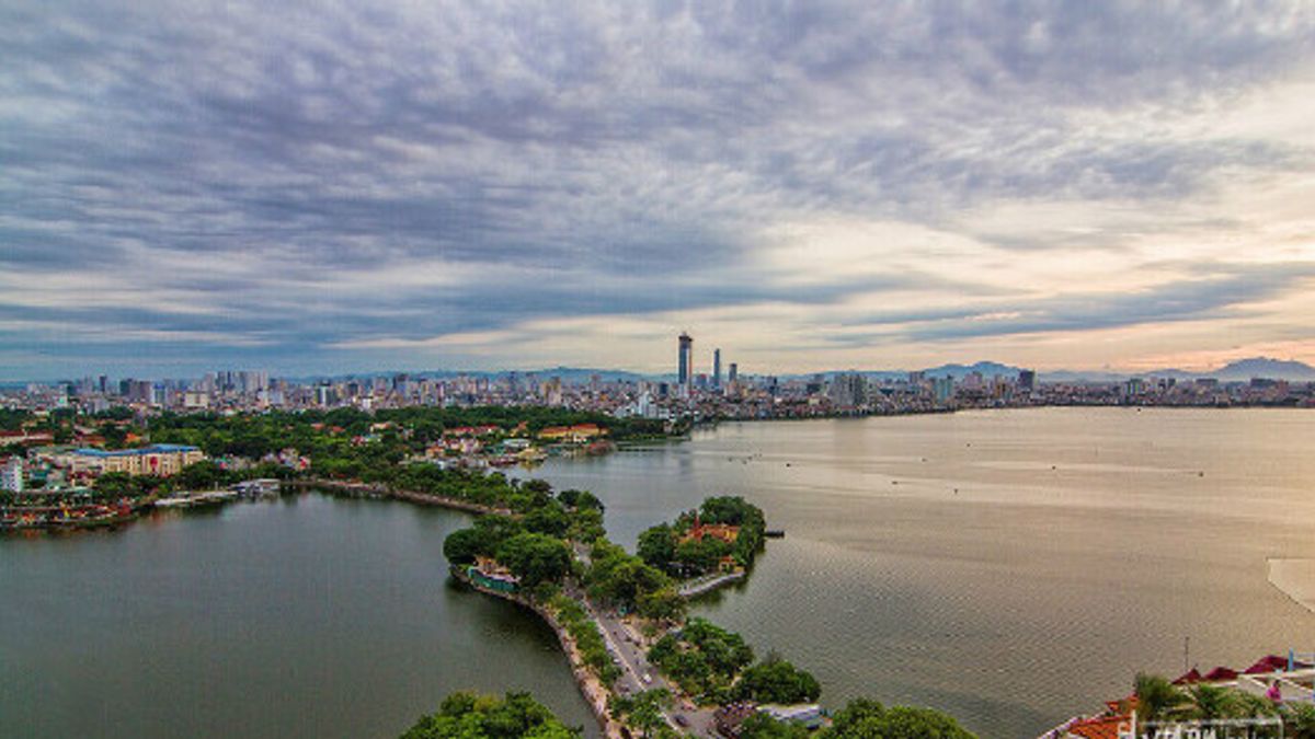 河內也有一個 「西湖」,近旁還有個相連的小湖用堤隔了出去,座落在一個公園裡,有個很雅的名字叫「竹帛湖」。(取自百度百科) 河內也有一個 「西湖」,近旁還有個相連的小湖用堤隔了出去,座落在一個公園裡,有個很雅的名字叫「竹帛湖」。(取自百度百科)