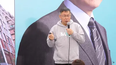 民眾黨主席柯文哲今(3)日出席民眾黨粉絲見面會,他認為台灣不用偏向中國或美國,應在其中找到平衡點。(民眾黨提供)