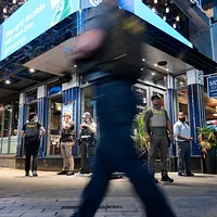 米国の街頭で「ゾンビ映画」のような恐怖を引き起こすフェンタニルが、台湾を思わぬ形で嵐に巻き込んだ。写真は米国麻薬取締局の捜査官が街頭を巡回している様子。(写真/AP通信提供) 米国の街頭で「ゾンビ映画」のような恐怖を引き起こすフェンタニルが、台湾を思わぬ形で嵐に巻き込んだ。写真は米国麻薬取締局の捜査官が街頭を巡回している様子。(写真/AP通信提供)