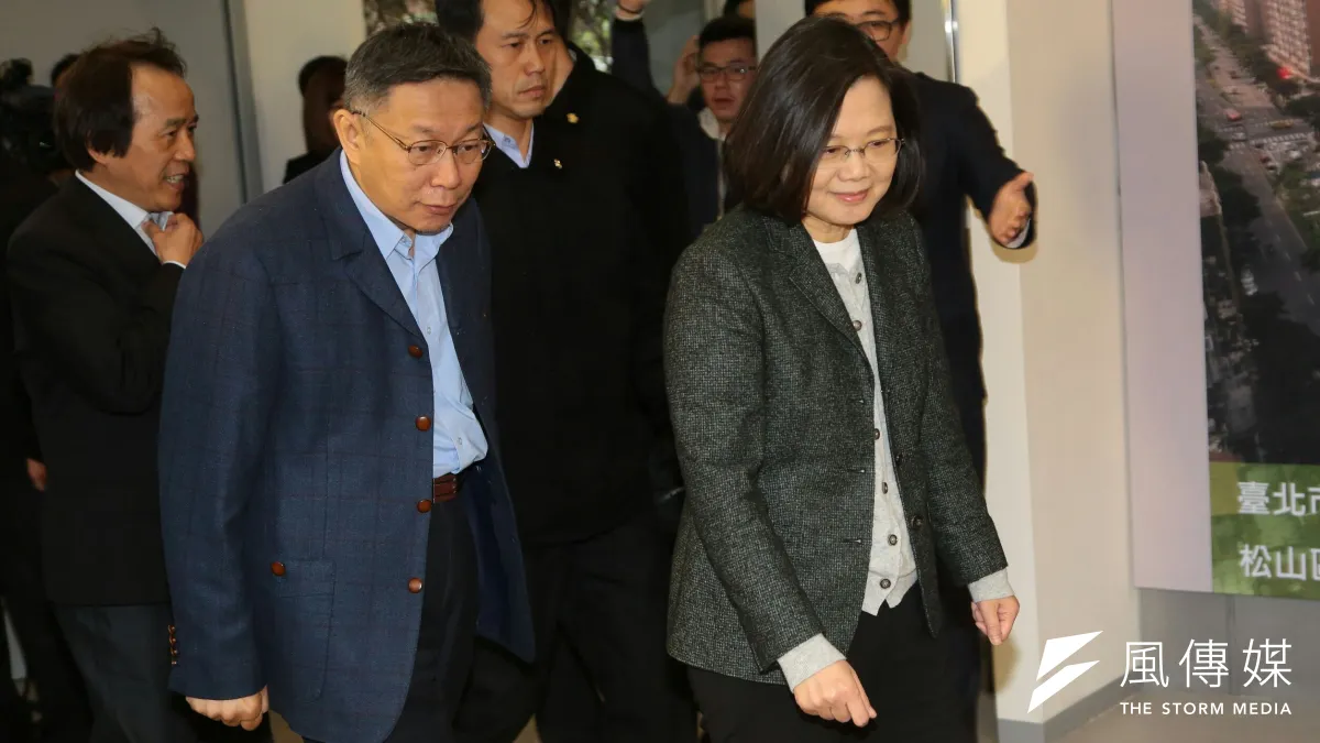 總統蔡英文26日前往台北市健康公宅視察,台北市長柯文哲親自迎接陪同。(顏麟宇攝)