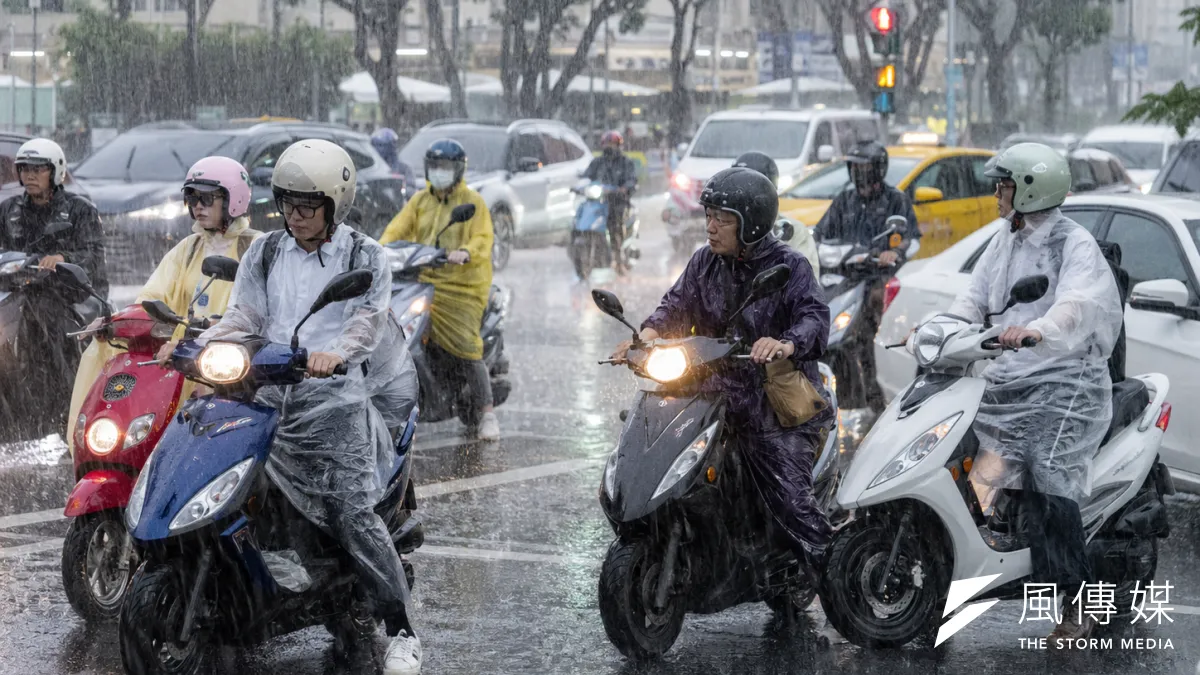 115年06月25日10時12分氣象署發布大雷雨即時訊息。(示意圖/AI生成)