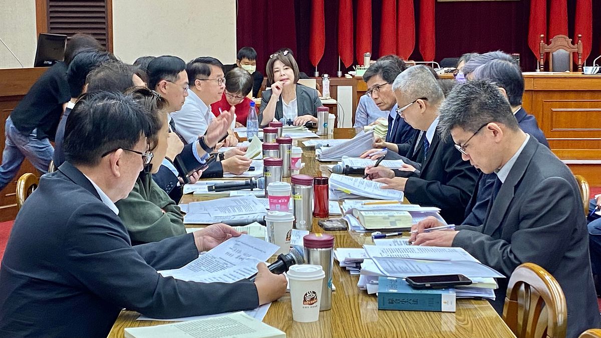 立法院財委會14日完成「保險法部分條文修正草案」審查,將交付院會進行二讀與三讀。(陳怡慈攝) 立法院財委會14日完成「保險法部分條文修正草案」審查,將交付院會進行二讀與三讀。(陳怡慈攝)