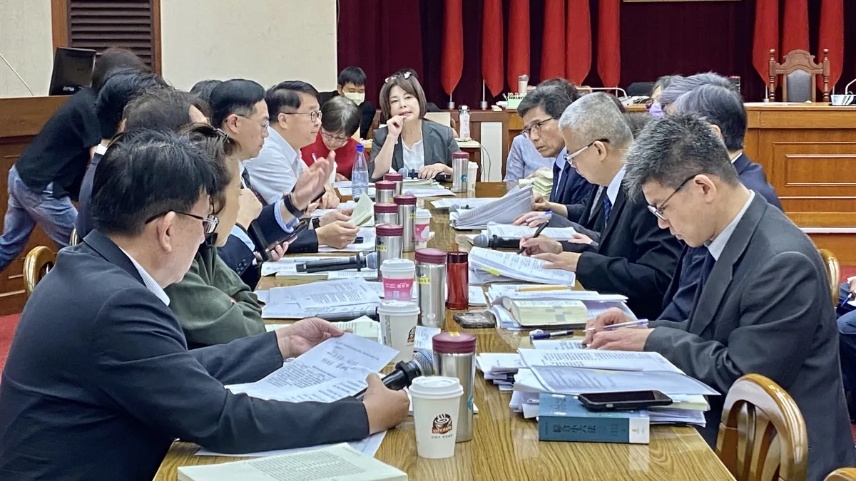 立法院財委會14日完成「保險法部分條文修正草案」審查,將交付院會進行二讀與三讀。(陳怡慈攝)