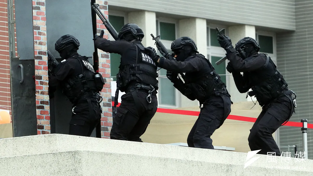 憲兵特勤隊本月4日和警察的維安特勤隊、海巡的海巡特勤隊等單位,共同執行金華演習的反恐應變科目。代表軍方執行演練的憲兵特勤隊持續走低調、神秘路線,不少人認為最強軍方特勤隊就是憲兵特勤隊。(蘇仲泓攝)