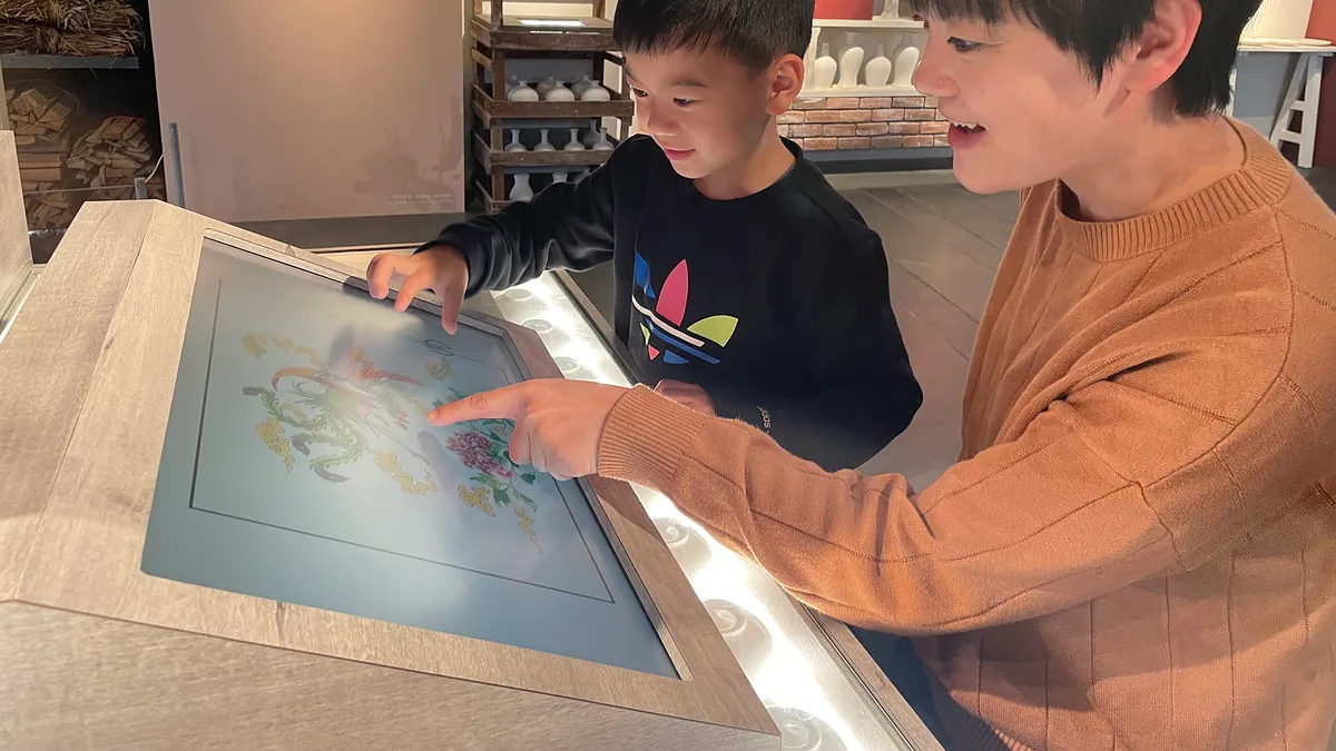 「硘仔鎮—鶯歌陶瓷歷史」設置多項數位互動面板,包括黏貼馬賽克、拼成花磚、彩繪坯 (圖/新北市政府文化局) 「硘仔鎮—鶯歌陶瓷歷史」設置多項數位互動面板,包括黏貼馬賽克、拼成花磚、彩繪坯 (圖/新北市政府文化局)