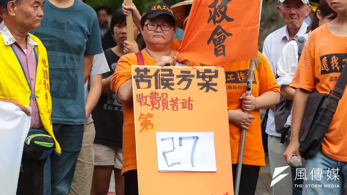 國道收費員自救會與行政院政務委員林萬億、勞動部長郭芳煜,針對收費員年資、工作安置等訴求進行協商,於17日晚間10點,雙方針對解決方案達成共識。(顏麟宇攝)
