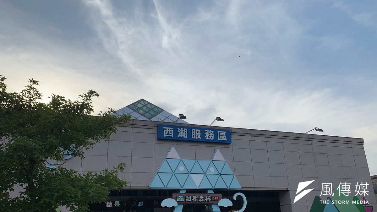 高速公路西湖服務區要砍樹種電,未來再難見綠樹成蔭。(呂紹煒攝) 高速公路西湖服務區要砍樹種電,未來再難見綠樹成蔭。(呂紹煒攝)