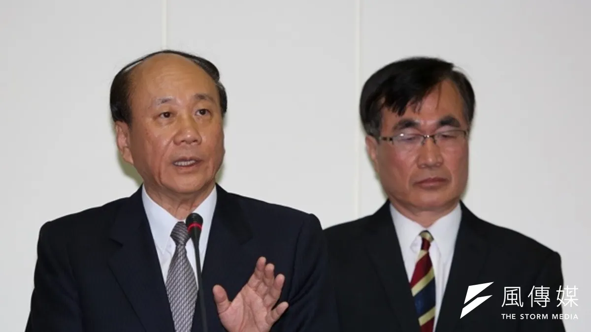 經濟部長張家祝(左)30日赴立院針對漢翔民營化計劃、釋股預算執行進行專案報告。(余志偉攝) 經濟部長張家祝(左)30日赴立院針對漢翔民營化計劃、釋股預算執行進行專案報告。(余志偉攝)