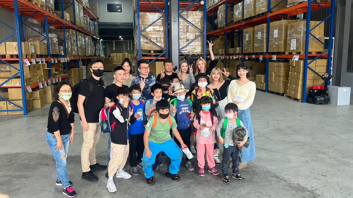「就醬播」與「快樂學習協會」於本月11日帶領協會孩童參觀「公主派對」直播倉庫,引領孩子進入直播帶貨的世界、開啟新視野。圖片來源:樂播科技(就醬播)