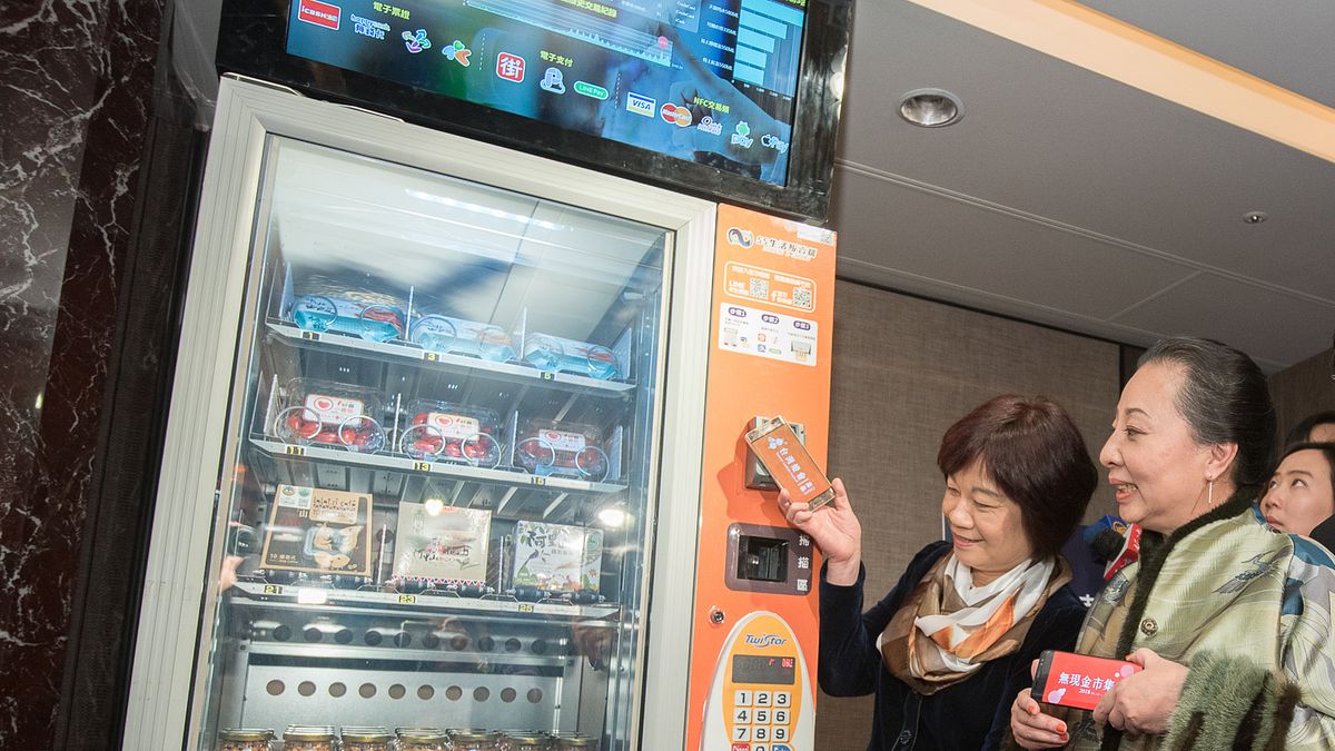 近期中國、美國與台灣都掀起一股無人商店的風潮,但不妨先從省力化的角度降低對店鋪對勞動力的依賴,或許也不失一個聰明的選擇。(資料照,圖/群信行動提供) 近期中國、美國與台灣都掀起一股無人商店的風潮,但不妨先從省力化的角度降低對店鋪對勞動力的依賴,或許也不失一個聰明的選擇。(資料照,圖/群信行動提供)