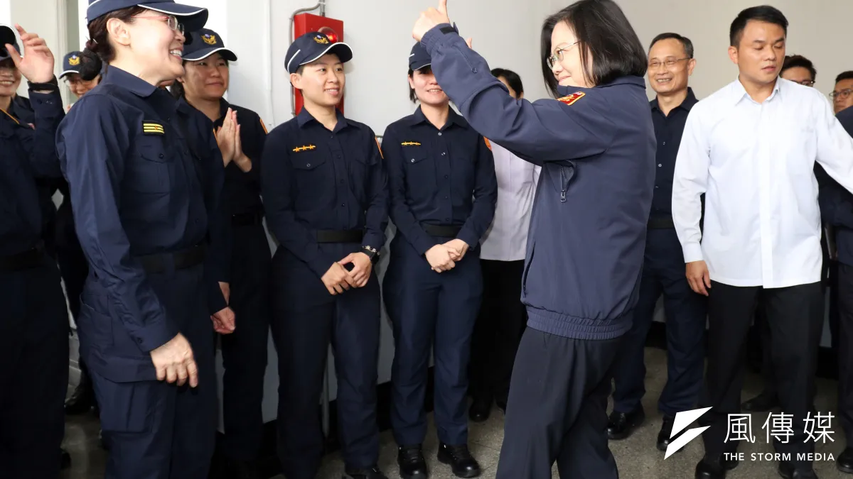 20190418-警政署上午舉行全國警察換裝典禮,總統蔡英文身著新式制服外套親自出席,並與員警互動。(蘇仲泓攝)