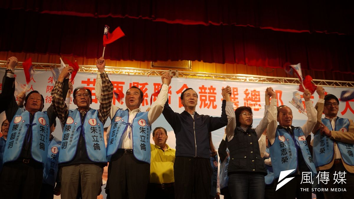 前苗栗縣長劉政鴻與現任縣長徐耀昌同台力挺朱立倫、王如玄。(羅暐智攝) 前苗栗縣長劉政鴻與現任縣長徐耀昌同台力挺朱立倫、王如玄。(羅暐智攝)