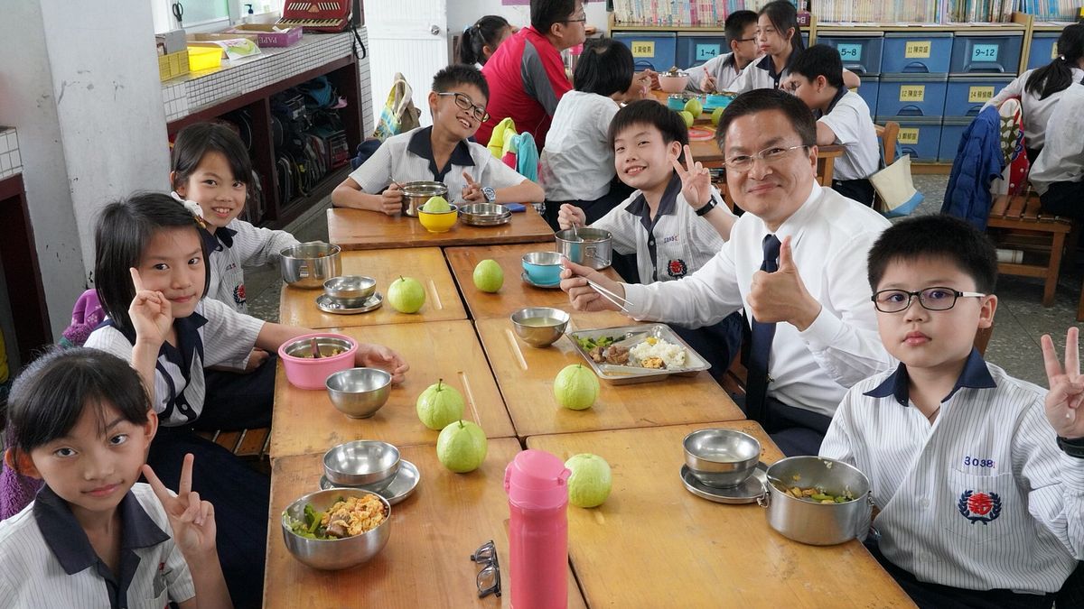 彰化縣長魏明谷與溪湖國中同學們一起享用午餐。(圖/彰化縣政府提供) 彰化縣長魏明谷與溪湖國中同學們一起享用午餐。(圖/彰化縣政府提供)