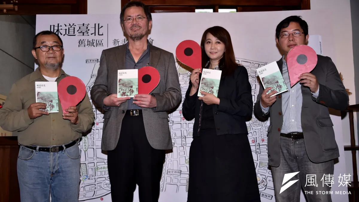 台北市觀光傳播局局長簡余晏(右2)、作家焦桐(左2)、文史研究者邱翊(右1)、「阿猜媽甜湯」第三代店主柯得隆(左1),一起出席推薦舊城區美食。(取自台北市政府)