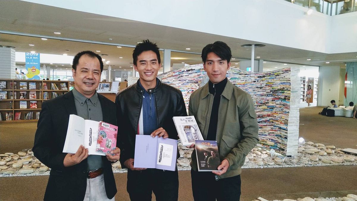館長潘政儀(左)代表接受馬來西亞演員陳澤耀(中)和原騰(右)捐贈的書籍。(圖/徐炳文攝) 館長潘政儀(左)代表接受馬來西亞演員陳澤耀(中)和原騰(右)捐贈的書籍。(圖/徐炳文攝)