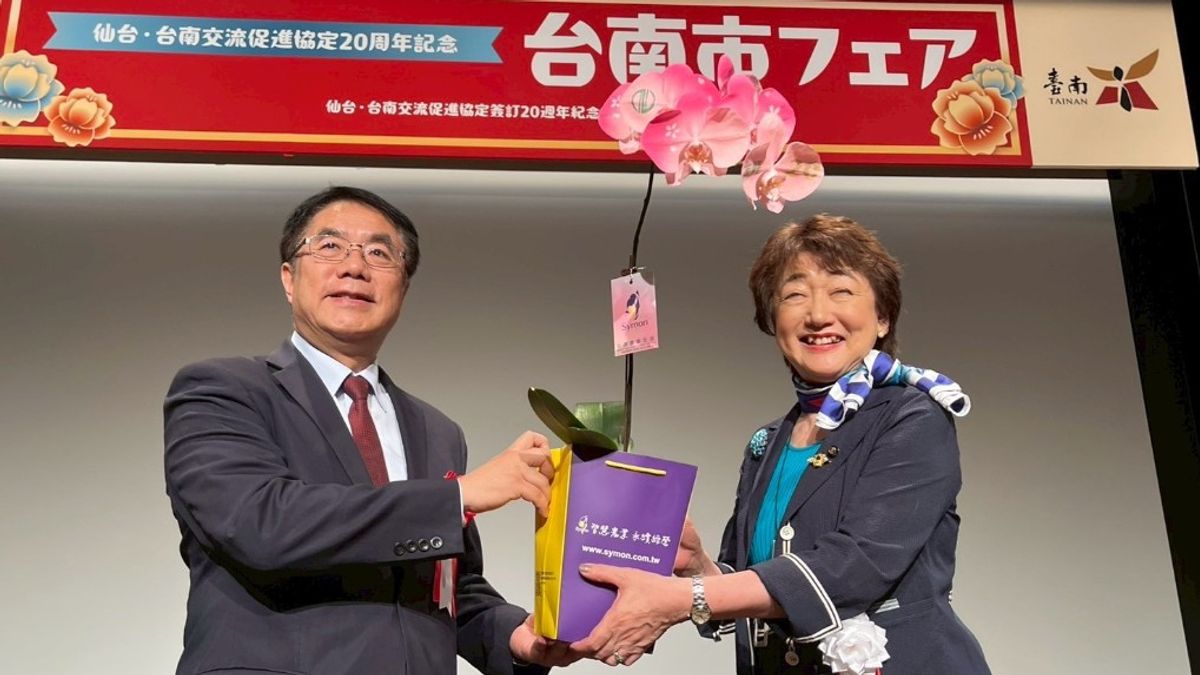 黄偉哲市長が仙台市の市章と「20周年」の文字が印刷された蘭の花を郡和子市長に贈呈し、両市の友情の永続を願った。(画像/台南市政府提供) 黄偉哲市長が仙台市の市章と「20周年」の文字が印刷された蘭の花を郡和子市長に贈呈し、両市の友情の永続を願った。(画像/台南市政府提供)