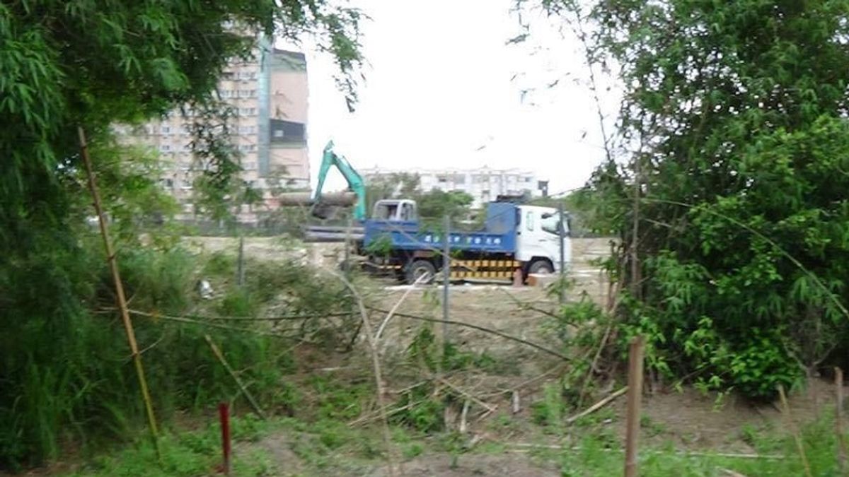 從竹塹缺口看正在施工的怪手。(寇延丁提供) 從竹塹缺口看正在施工的怪手。(寇延丁提供)