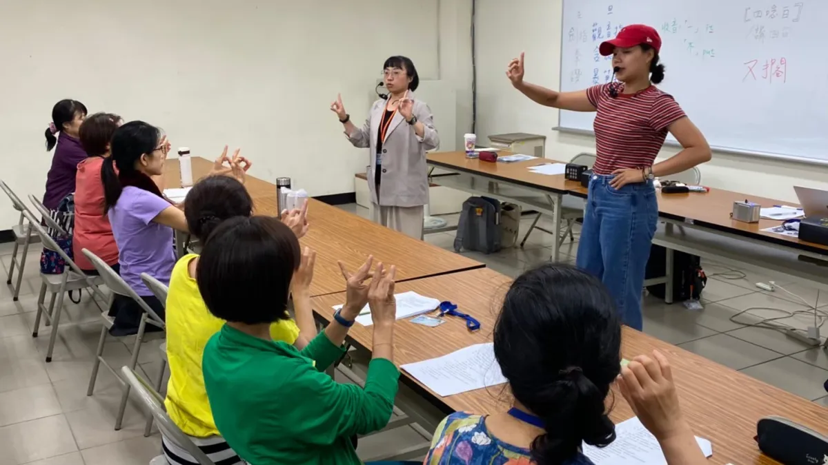 109年廖瓊枝精緻歌仔戲傳習計畫-精緻歌仔戲班─水袖教學。(圖/新北市政府)
