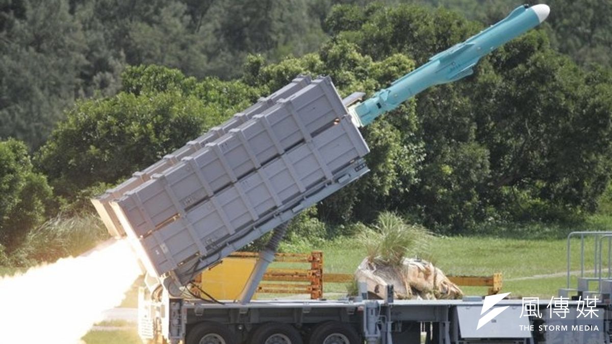 中科院生產的雄二反艦飛彈機動發射車在實彈射擊驗證中,成功命中海上目標。(國防部提供) 中科院生產的雄二反艦飛彈機動發射車在實彈射擊驗證中,成功命中海上目標。(國防部提供)