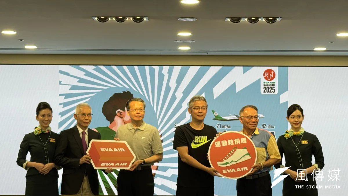 長榮航空總經理孫嘉明(左三)在會後針對新台幣升值問題受訪。(劉芯衣攝)