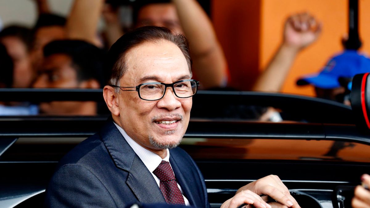 2018年5月16日,正式獲釋、恢復自由參政之身的安華向支持者揮手致意。(美聯社) 2018年5月16日,正式獲釋、恢復自由參政之身的安華向支持者揮手致意。(美聯社)