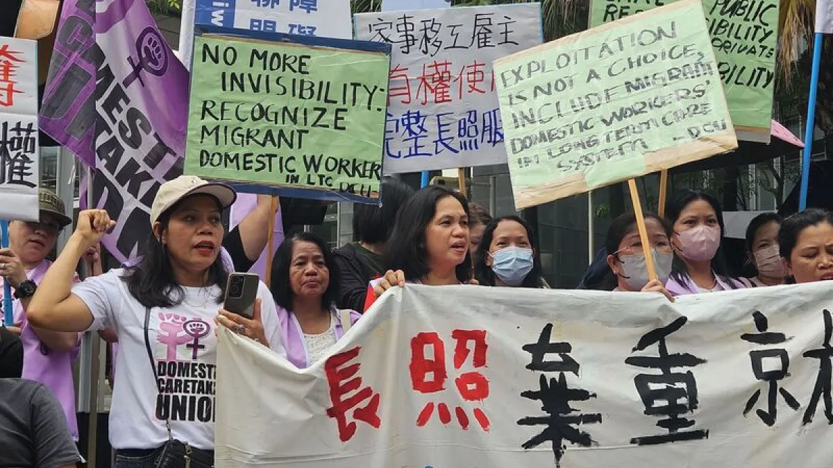 近百名家事移工14日不畏風雨舉行陳抗,指因長者、障礙者等24小時照顧需求,淪為無法休假的代罪羔羊,呼籲將移工納入長照人力。(中央社)