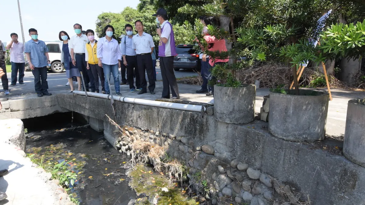 彰化縣長王惠美到社頭田中實勘當地護岸改善及清疏工程。(圖/彰化縣政府提供)