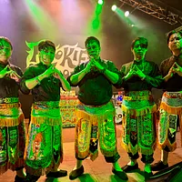 新人アーティスト枠「ROOKIE A GO-GO」ステージに登場した台湾のバンド・震樂堂。廟会文化とメタルを融合させたエネルギッシュなパフォーマンスで観客を魅了した。(写真/黃信維撮影) 新人アーティスト枠「ROOKIE A GO-GO」ステージに登場した台湾のバンド・震樂堂。廟会文化とメタルを融合させたエネルギッシュなパフォーマンスで観客を魅了した。(写真/黃信維撮影)