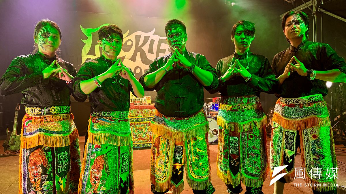 新人アーティスト枠「ROOKIE A GO-GO」ステージに登場した台湾のバンド・震樂堂。廟会文化とメタルを融合させたエネルギッシュなパフォーマンスで観客を魅了した。(写真/黃信維撮影) 新人アーティスト枠「ROOKIE A GO-GO」ステージに登場した台湾のバンド・震樂堂。廟会文化とメタルを融合させたエネルギッシュなパフォーマンスで観客を魅了した。(写真/黃信維撮影)