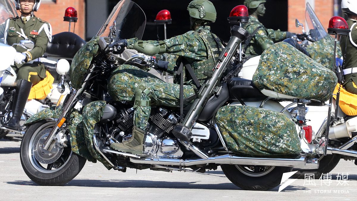 擔心憲兵在城鎮作戰成為活箭靶,未來綠色迷彩將改為灰色,圖為憲兵指揮部舉行89周年部慶,現場展示新的數位迷彩重機。(蘇仲泓攝) 擔心憲兵在城鎮作戰成為活箭靶,未來綠色迷彩將改為灰色,圖為憲兵指揮部舉行89周年部慶,現場展示新的數位迷彩重機。(蘇仲泓攝)
