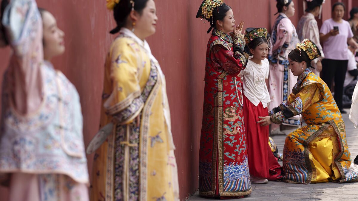 2024年7月21日。身著清朝服裝的中國婦女在紫禁城附近拍照。(AP) 2024年7月21日。身著清朝服裝的中國婦女在紫禁城附近拍照。(AP)