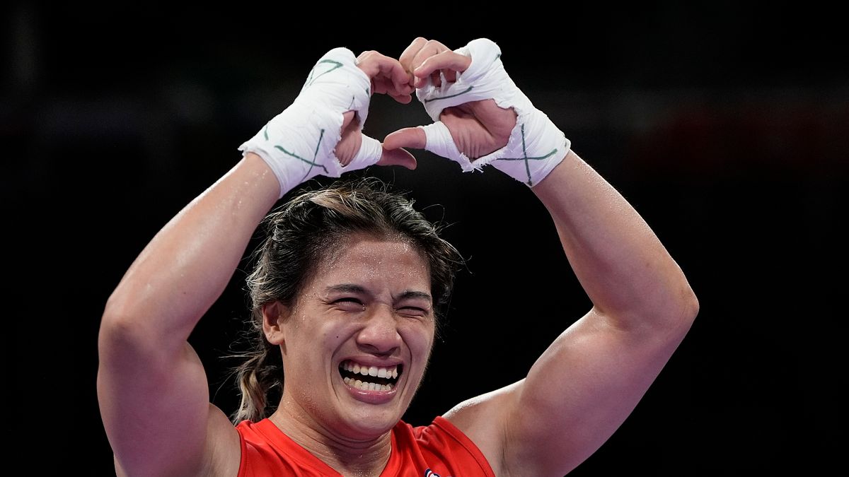 「抗癌女拳王」陳念琴在女子拳擊66公斤級擊敗烏茲別克的卡米多娃,晉級金牌戰。(美聯社) 「抗癌女拳王」陳念琴在女子拳擊66公斤級擊敗烏茲別克的卡米多娃,晉級金牌戰。(美聯社)