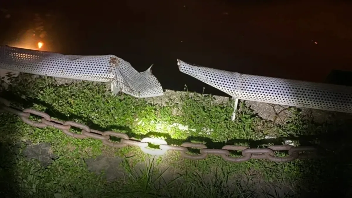 女大生連人帶車摔進排水溝。(圖/翻攝自記者爆料網) 女大生連人帶車摔進排水溝。(圖/翻攝自記者爆料網)