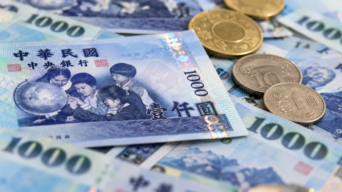 新竹市政府宣布「115學年度第一學期低收入戶學生助學金」將於 10 月 1 日至 10 月 25 日受理申請。凡設籍新竹市、年齡 25 歲以下且符合資格的低收入戶學生,依就讀學階不同,每人每學期最高可請領 2 萬元補助。(示意圖/AI生成)